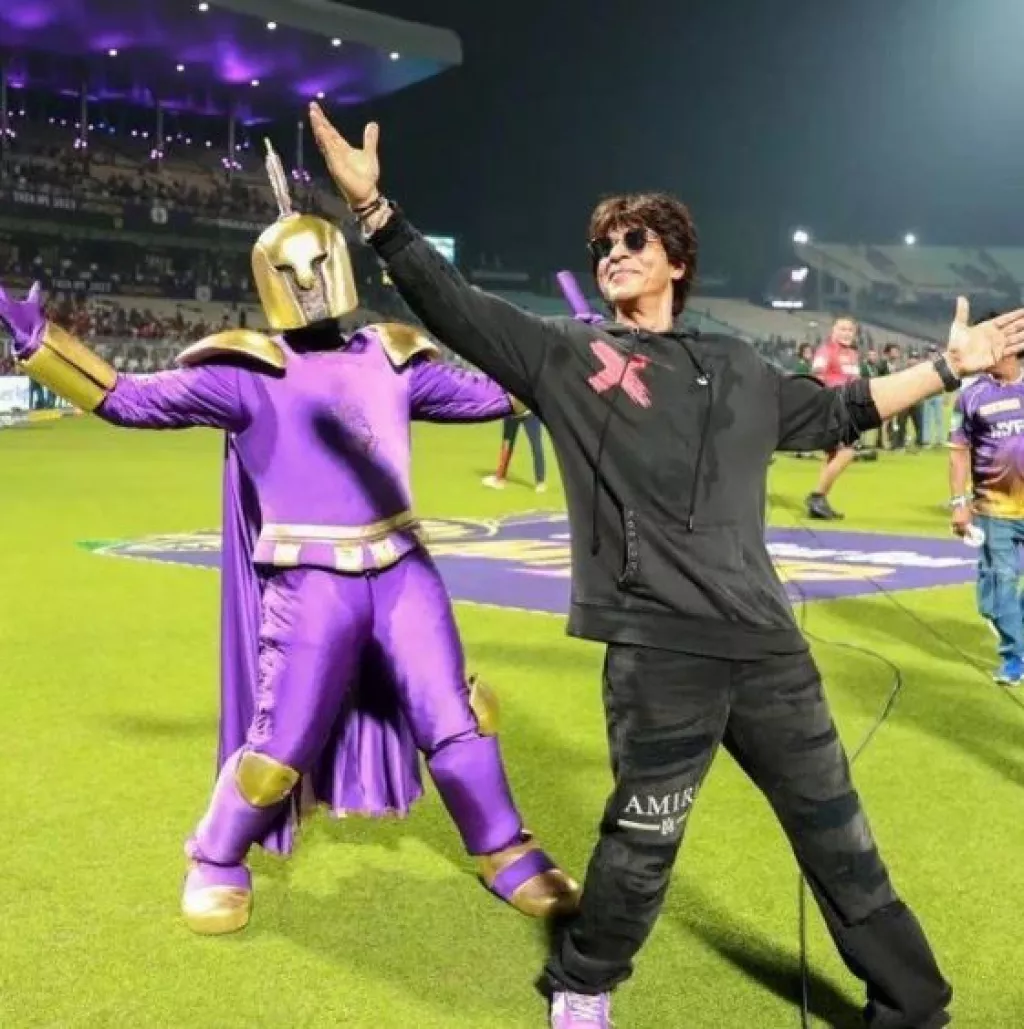 Shah Rukh Khan Celebrates Kkr S Win Against Rcb With His Girl Gang