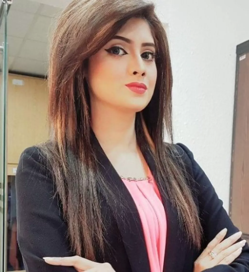 12 Stunning Pakistani Female News Anchors Who Added Glamour To