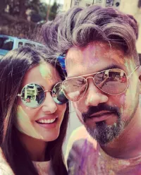  hina khan and rocky jaiswal "src = "http://www.bollywoodshaadis.com/img-scale/200/article-2017102819244233882000.png" data-original = "/ img-scale / 670 / article-2017102819244233882000.png" clbad = "lazy [19659006] Their marriage has always been a topic of discussion among their fans. Speaking of the same thing, Hina recently said, "No, not at all. If anything happens, it will be a wedding of which I have already said that it will not happen before 3 years. I do not understand why they can not do without news that includes me. It's insane. "<strong> (Not to be missed: An invisible photo of Saif Ali Khan and Kareena Kapoor Khan marrying Sara Ali Khan and Ibrahim Khan) </strong> </p>
<p>  <img alt=