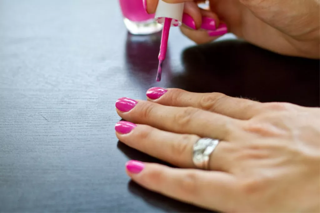 She paints her nails. Испортил маникюр девушке гиф. Barbara Painting her Nails.