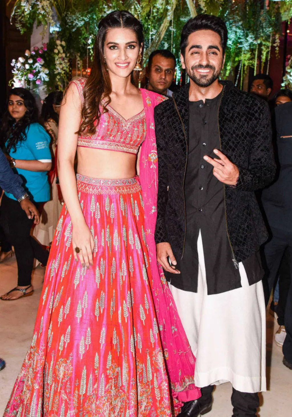 Ayushmann Khurrana And Kriti Sanon Gatecrash A Wedding