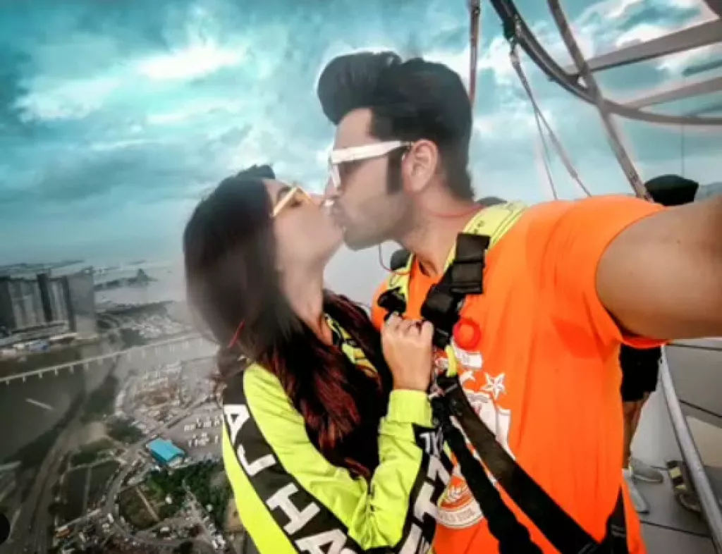 Paras Chhabra And Akanksha Puri Seal It With A Kiss On The Highest Peak Her Reply Steals The Show 5914