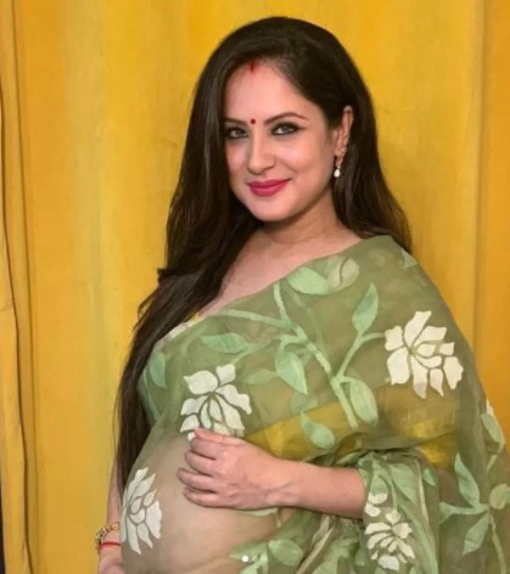 Puja Banerjee's Photos Flaunting Her Baby Bump In A Green Saree From
