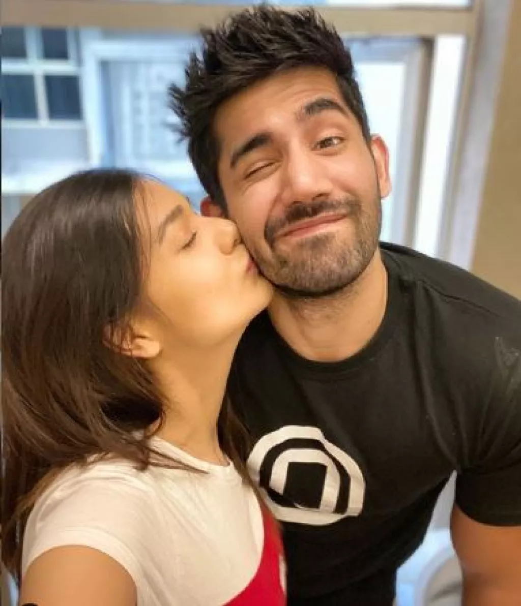 Divya Agarwal And Varun Sood Goof Around In Their Bed As She Seeks ...