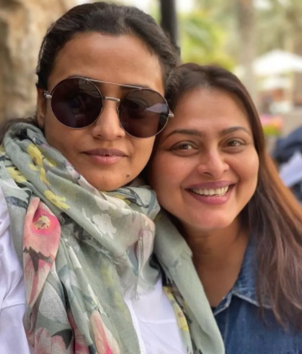 Namrata Shirodkar's Picture Of Sister, Shilpa Shirodkar Hugging Sitara ...