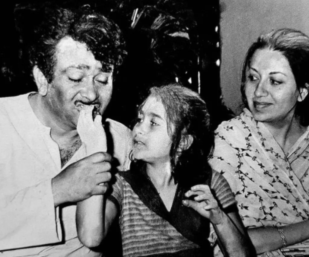 Throwback Picture Of Karisma Kapoor With Her Parents, Randhir Kapoor ...