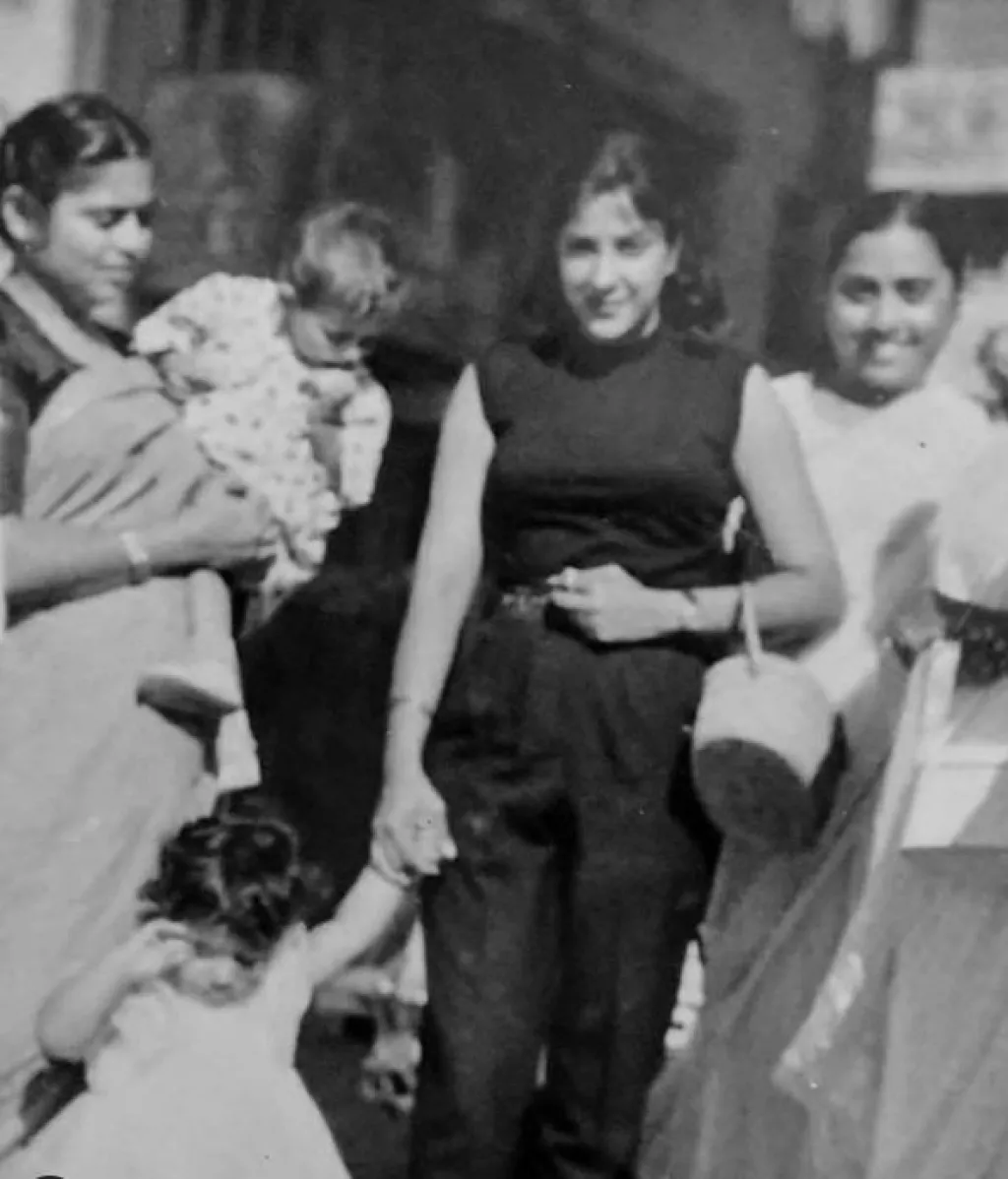 Nargis Dutt's UNSEEN Picture With Her Daughter, Little Namrata Dutt ...