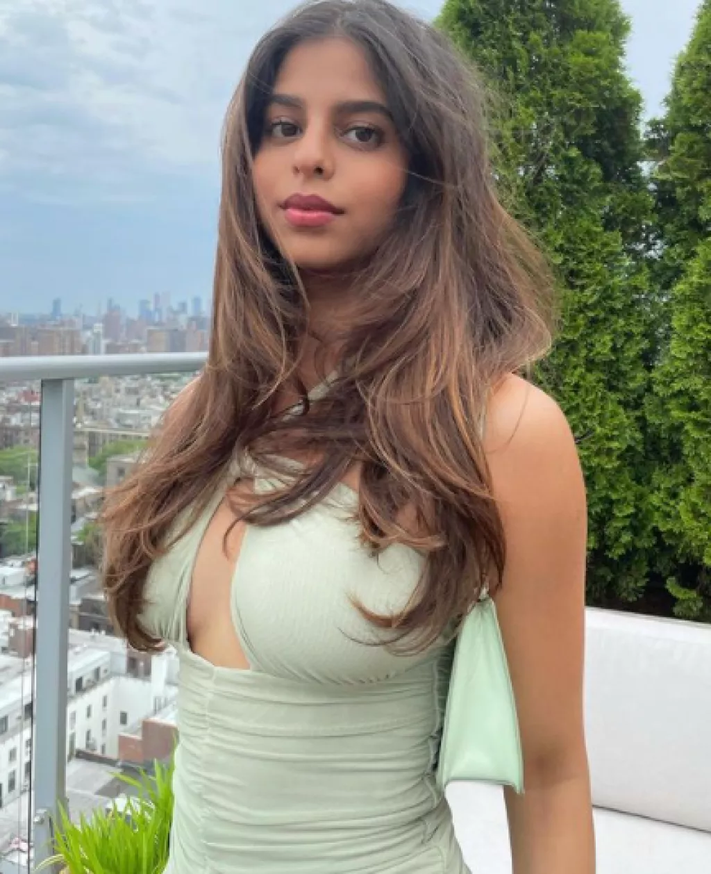 Suhana Khan Raises The Temperature As She Enjoys A Pool Date With Her Girlfriends In New York 