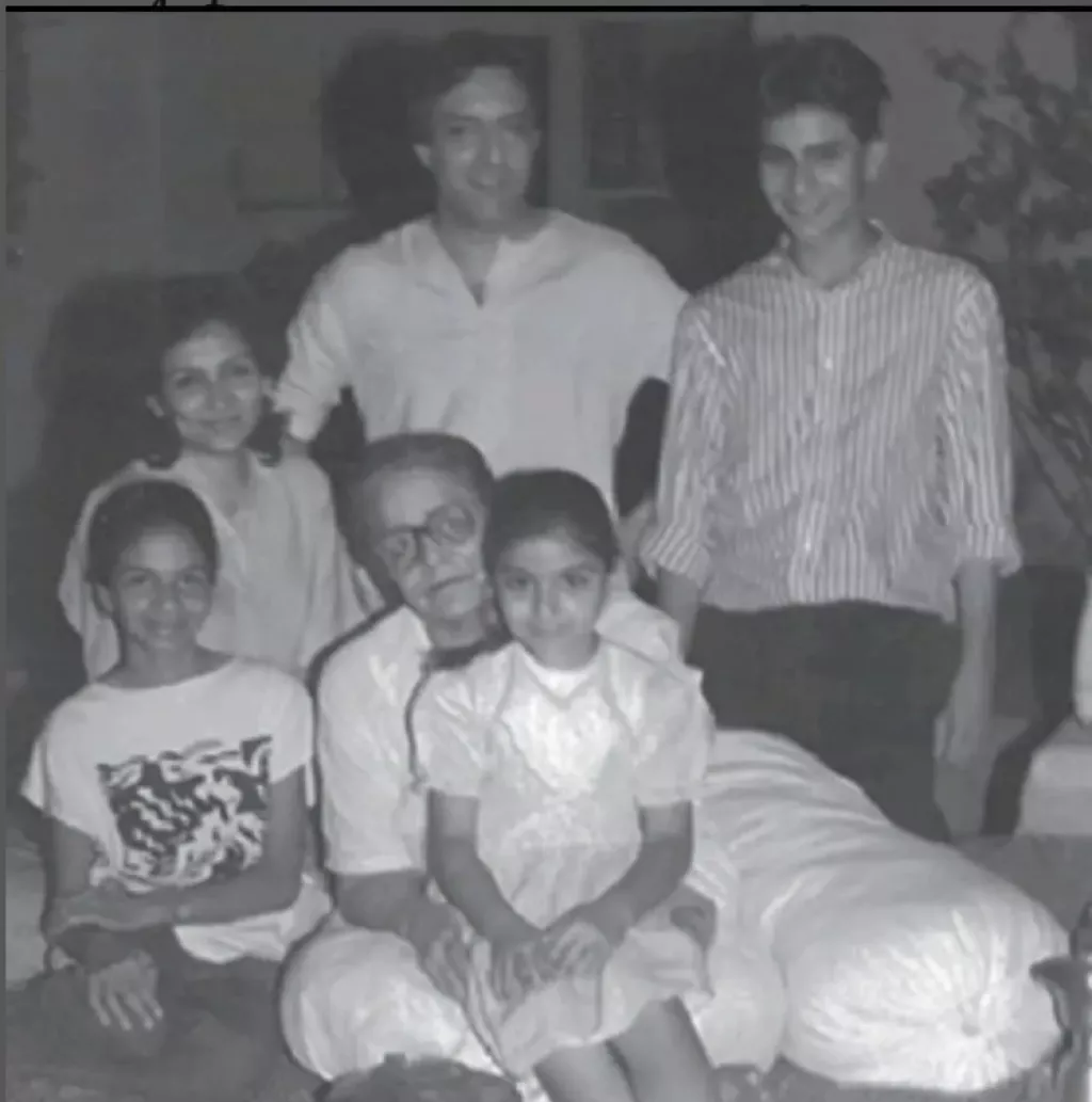 Young Saif Ali Khan And His Sisters Pose With Their Grandmom, Sajida ...