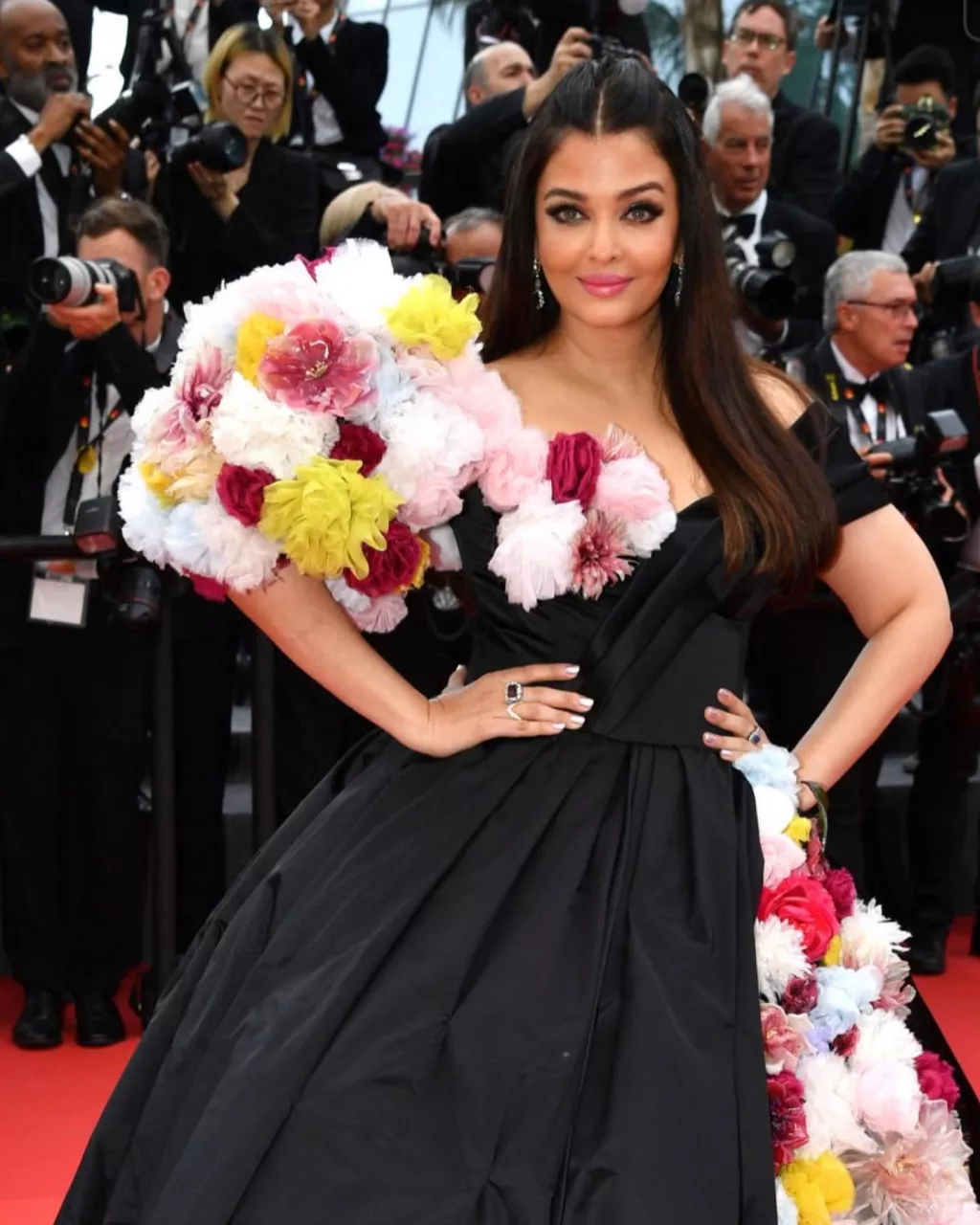 Cannes 2022: Aishwarya Rai Bachchan Dazzles In A Hot Pink Valentino ...