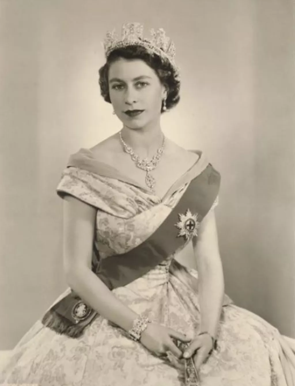 When Queen Elizabeth II Received 300-Diamond-Studded Necklace From ...