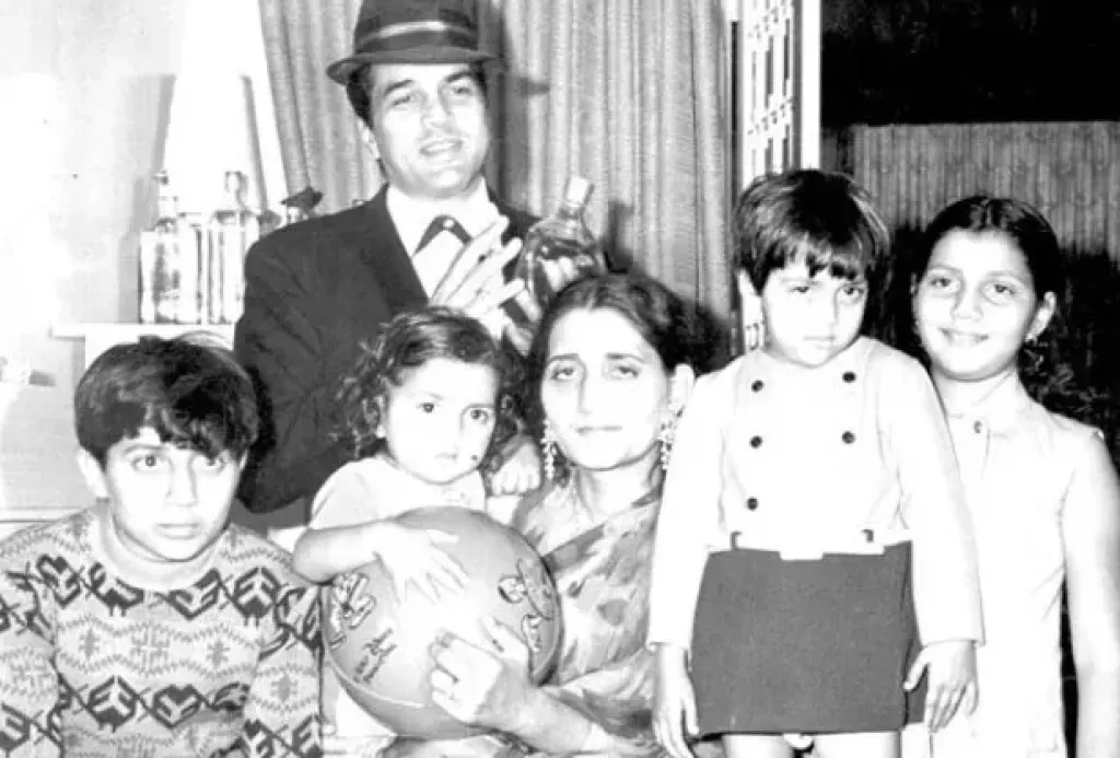 Dharmendra's Wife Hema Malini Never Visited His First Home In Their 43 ...