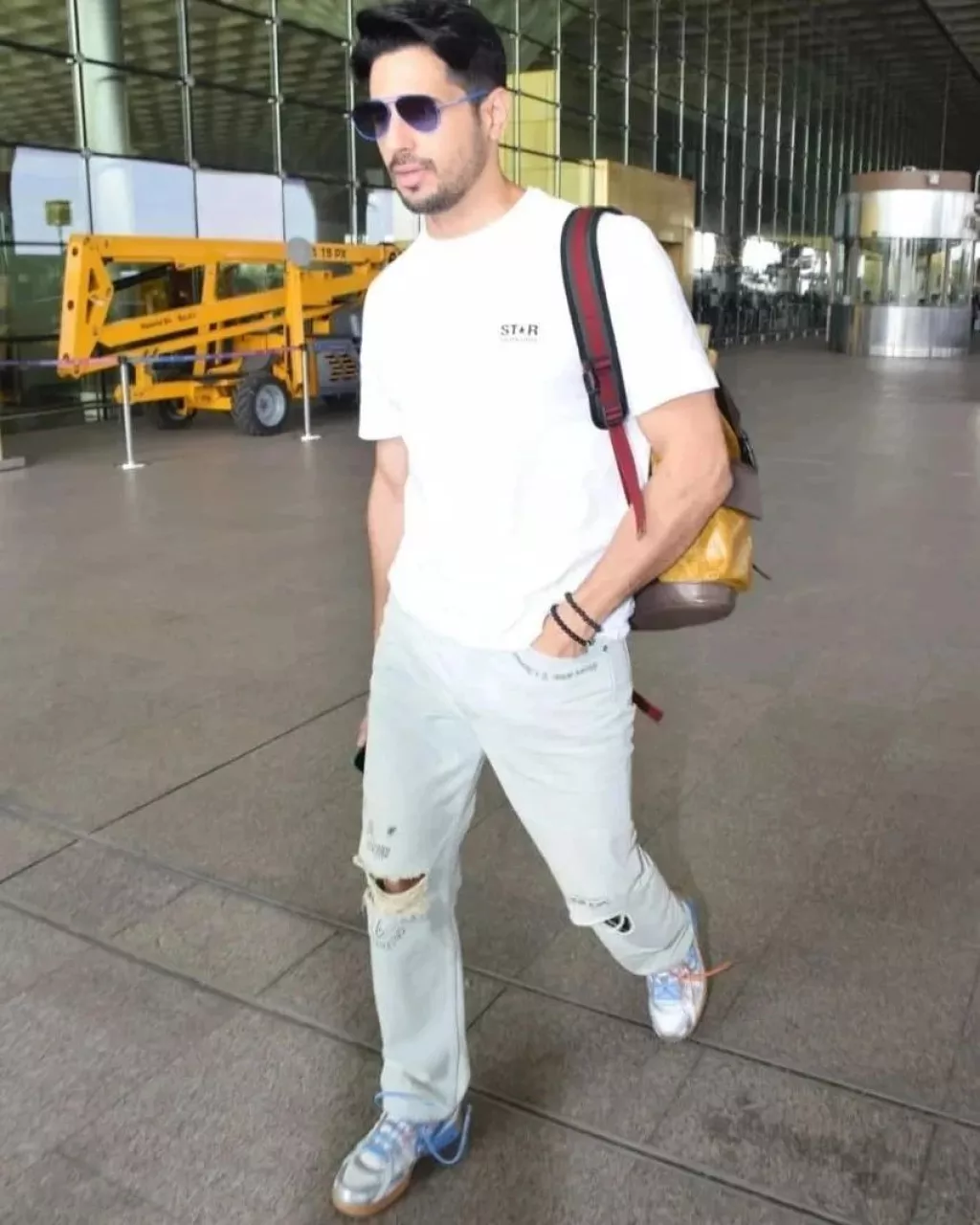 Newlywed Sidharth Malhotra Forgets To Remove Jeans' Tag, Netizen Says ...