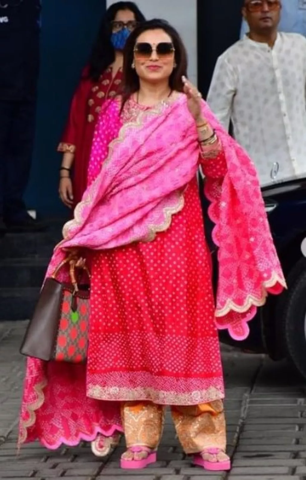 Rani Mukerji Gets Trolled For Wearing Bathroom Slippers With Salwar Kameez Koi Stylist Dedo Isko 6984