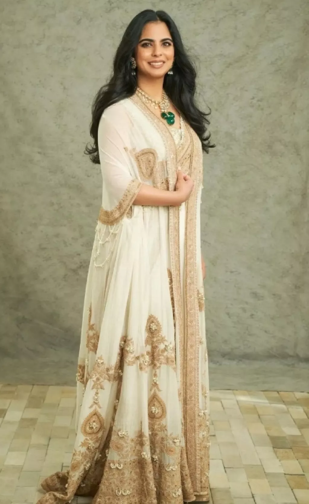 Isha Ambani Looks Pretty In An Off-White Silk 'Kurta', Makes Heads Turn ...