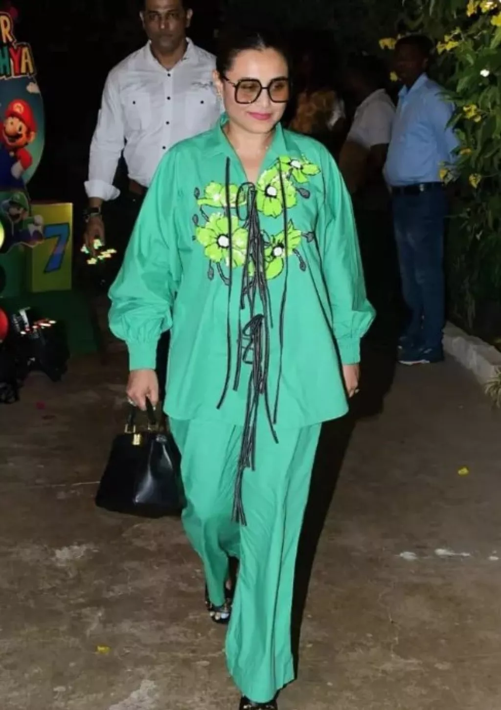 Rani Mukerji Gets Mocked For Wearing Ill Fitted Co Ord Set Netizen Calls Her Motta Money Plant 3697