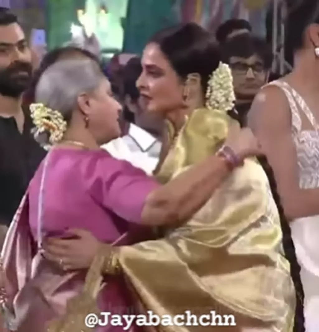 Jaya Bachchan Hugged Rekha At An Award Show And Politely Asked Her To ...