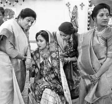 Unseen Picture Of Tina Ambani As Gujarati Bride, Wearing Panetar, From ...