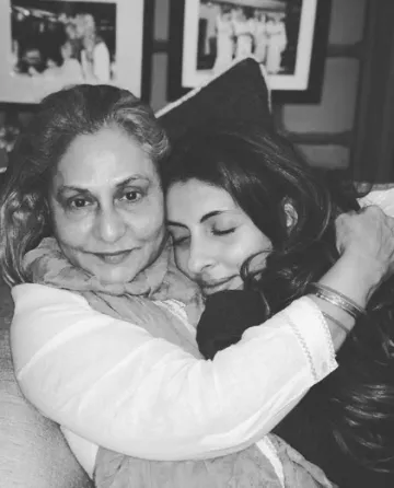 Jaya Bachchan Hugs Daughter, Shweta Bachchan As She Sports Amitabh ...