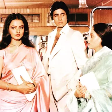 When Rekha Saw Jaya Bachchan Crying While Watching Amitabh Bachchan's ...