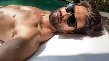 Mira Kapoor S Monokini Look And Shahid Kapoor S Shirtless Pool Picture Make Us Wonder Who Is Hotter