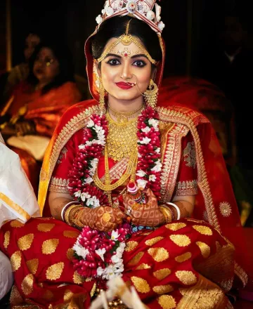 The Bengali Bride Donned A Traditional 'Laal' Saree From The Famous ...