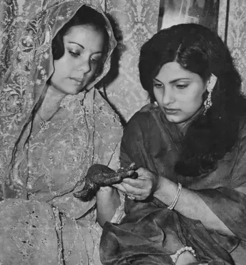 Throwback Picture Of Dimple Kapadia Taking A Close Look At Mumtaz's ...