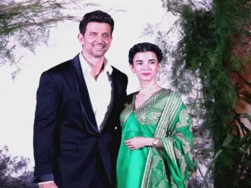 Hrithik Roshan And Girlfriend, Saba Azad Pose With His Family At Sister ...