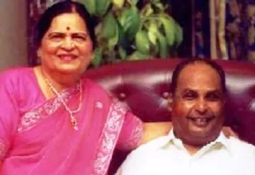 Rare And Unseen Picture Of Dhirubhai Ambani And Kokilaben Enjoying ...