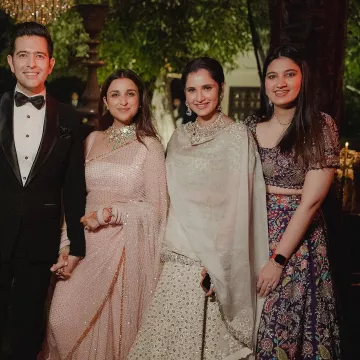 Sania Mirza Shares A Picture With 'Dulha-Dulhan' Parineeti Chopra ...