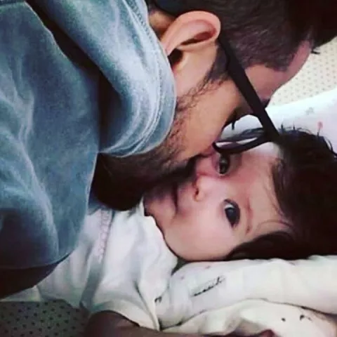 Daddy Kunal Lovingly Kissing Daughter Inaaya Shows Why Daughters Are So ...