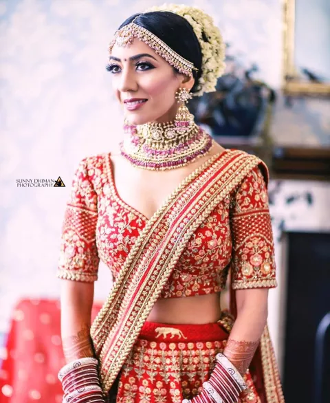 This Sabyasachi Bride Wore A Unique Chooda With Timeless Red Lehenga At ...