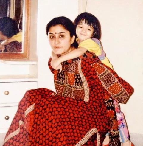 Kriti Sanon Wishes Her Mother, Geeta Sanon On Her Birthday With Amazing ...