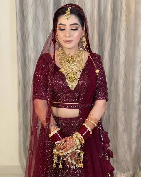 Kashmiri Bride Wore A Deep Red 'Lehenga' With Traditional 'Atheru ...