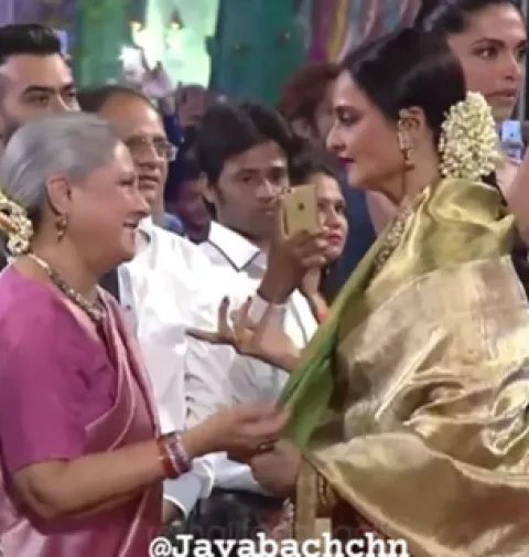 Jaya Bachchan Hugged Rekha At An Award Show And Politely Asked Her To ...