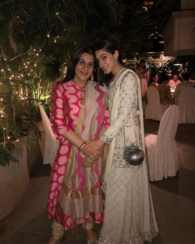 Sara Ali Khan On Her Stepmom Kareena Kapoor Says She Can T Associate Her Beyond Poo