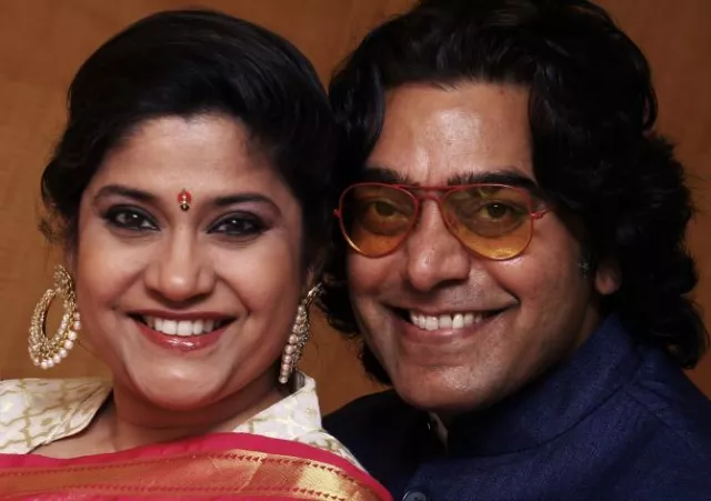 Renuka Shahane Shares An Unseen Wedding Picture With Hubby