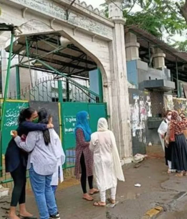 Saroj Khan's daughter Breaks Down Into Tears Outside Malad Cemetery