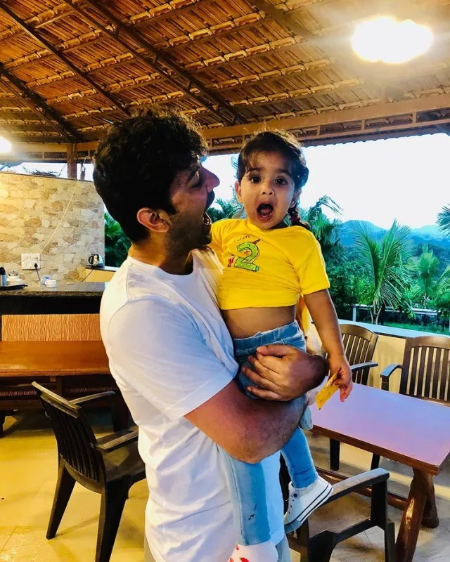 'Iss Pyaar Ko Kya Naam Doon' Fame, Barun Sobti Celebrates Daughter