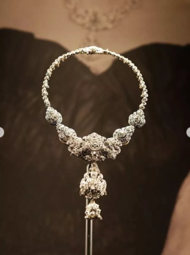 When Queen Elizabeth II Received 300-Diamond-Studded Necklace From ...