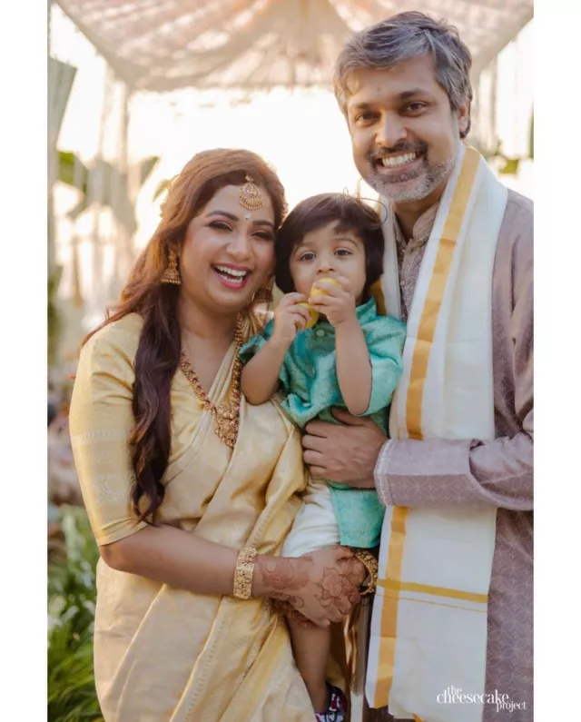 Shreya Ghoshal Shares Family Picture From Her Brother's Tamil Wedding ...