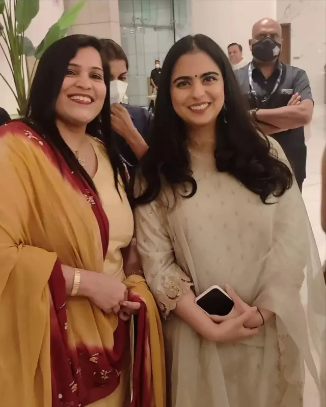 Isha Ambani Flaunts Her Simplicity In Unseen Photo From An Event, Dons ...