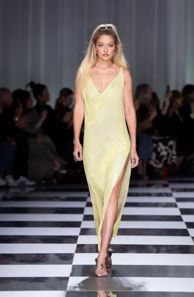 Gigi Hadid's Latest Catwalk For Versace Is Her Dullest Walk To Date ...