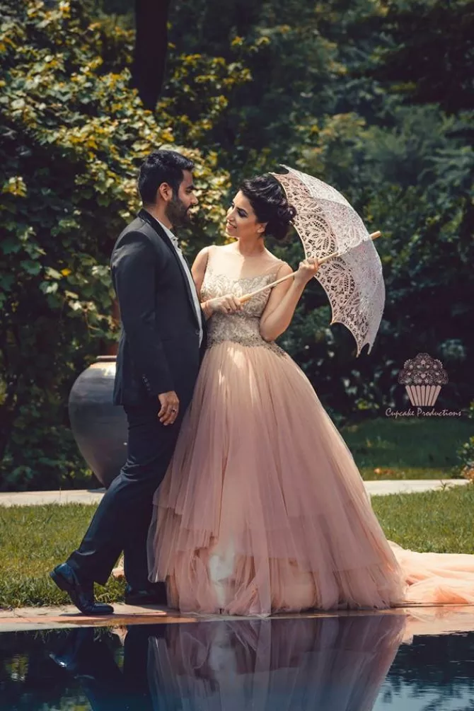 Stunning Photographs That Will Inspire You To Use Umbrellas For Your Wedding Shoot