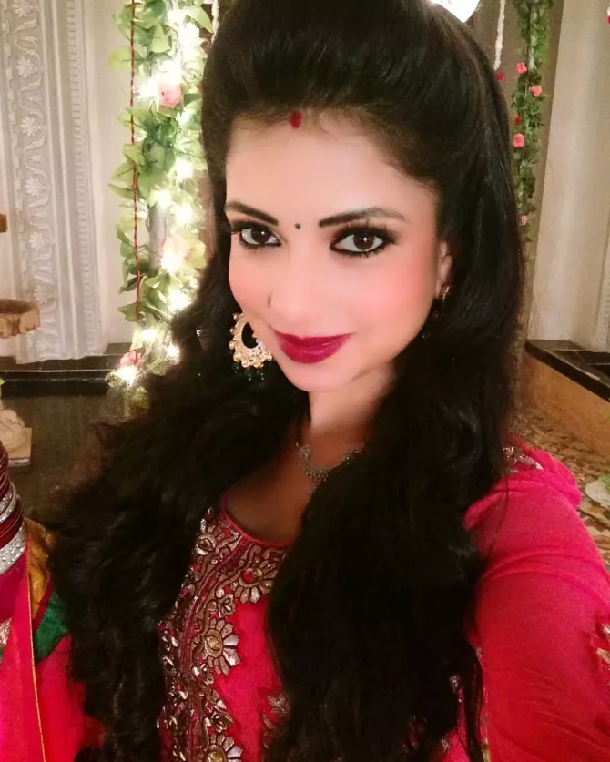 'Diya Aur Baati Hum' Fame Actress Pooja Singh Ties The Knot With NRI ...