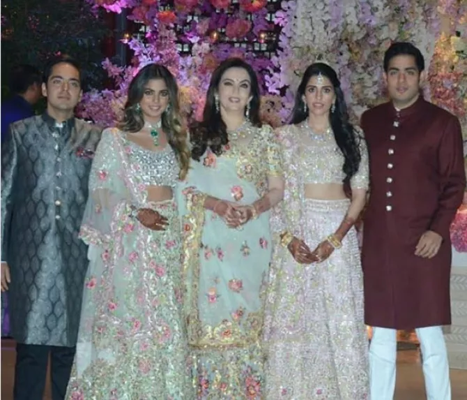 Shloka Mehta Arrives Hand-In-Hand With Husband, Akash Ambani For ...