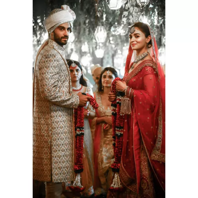 Alia Bhatt And Ranbir Kapoor's Varmala Ritual Wedding Photo Gets Viral ...