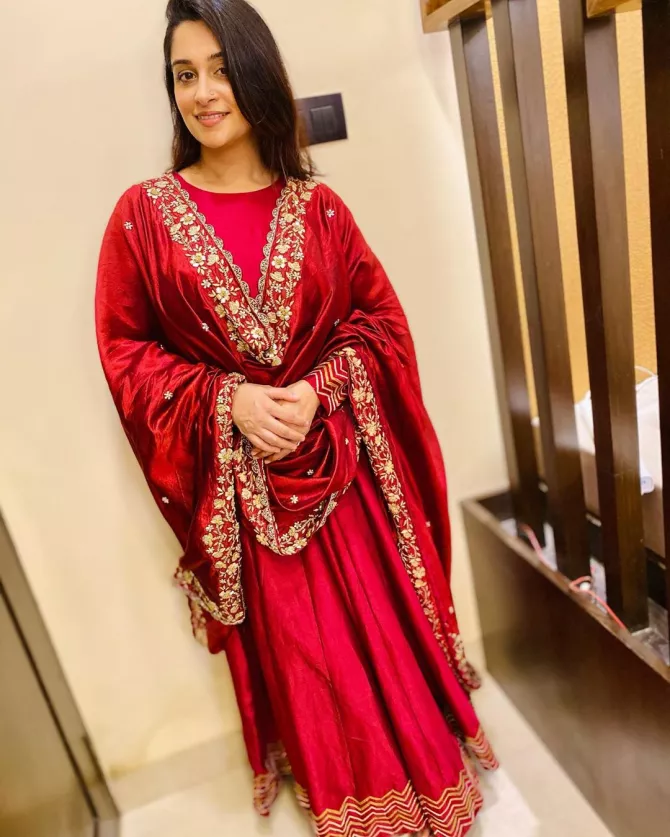 Dipika Kakar Recycles Her Old Suit, Giving It A New Statement Look ...