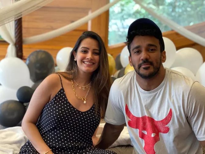 Anita Hassanandani Takes A Funny Dig At Hubby, Rohit Reddy's Pampering ...