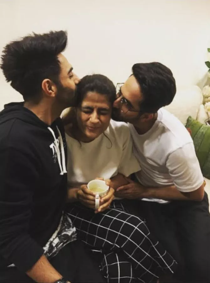 Ayushmann And Aparshakti Khurana Pose For A Shady Family Portrait With Parents Wives And Kids